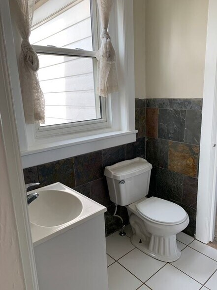 Building Photo - 517 Seneca St