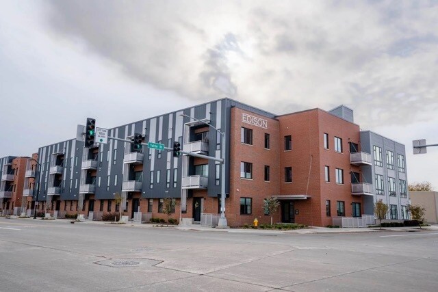 Building Photo - 400 SW 7th St