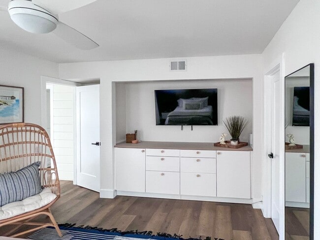 Building Photo - 3BR/2BA Remodeled Condo – 1 Block from the...
