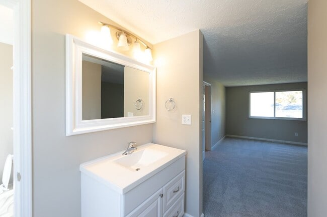 Building Photo - 4 bed 2.5 bath 2 story home with full deck located in Decatur Township