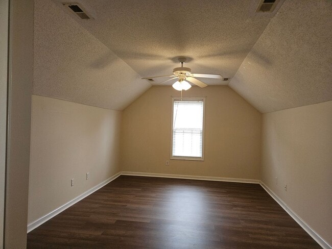 Building Photo - New Listing!!