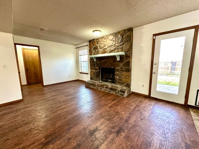 Building Photo - Spacious 3 bedroom, 2 bath home!  Don't mi...