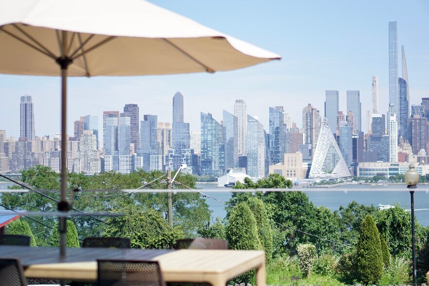 Outdoor Living Space - 957 Boulevard E