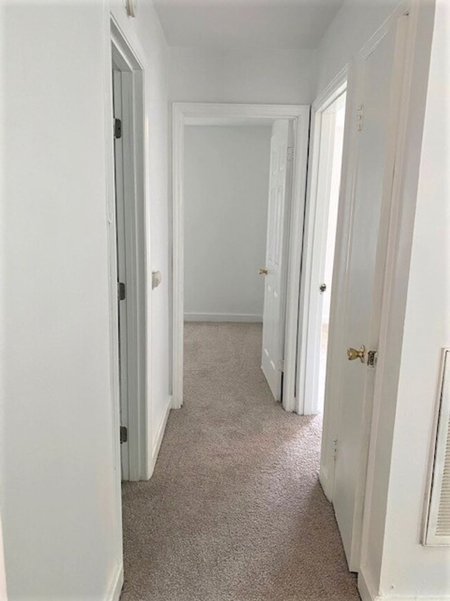 Building Photo - West Charlotte.  Renovated 2 Bedroom!