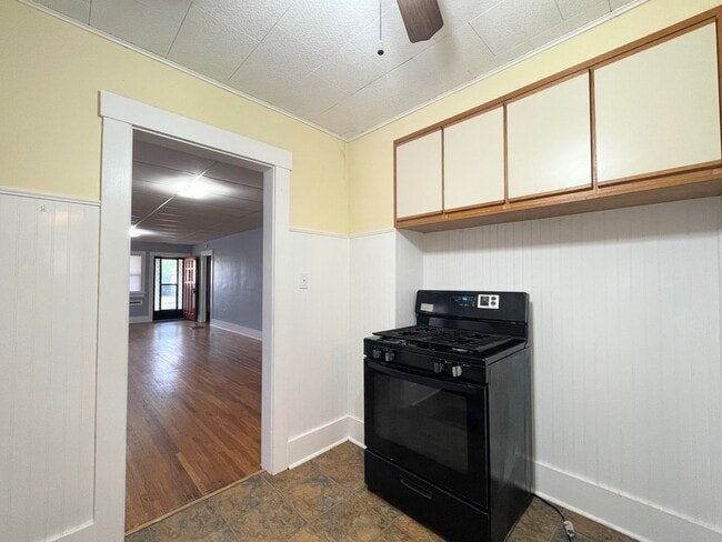 Building Photo - 3 Bedroom With Oversized Garage