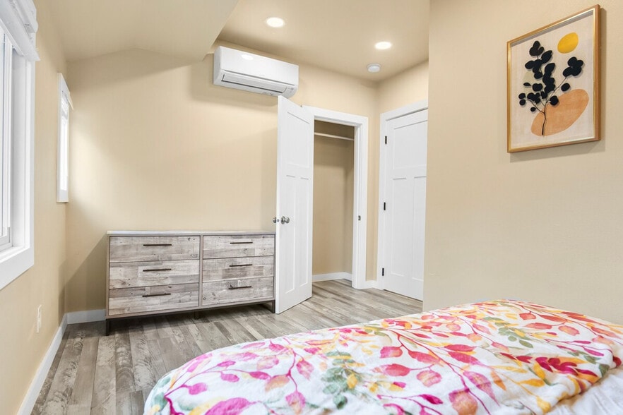 Building Photo - 914 16th Ave