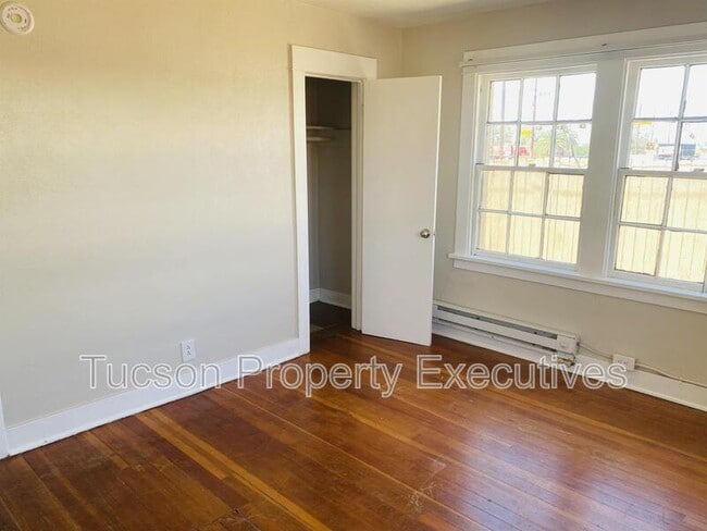 Building Photo - 2632 N Stone Ave