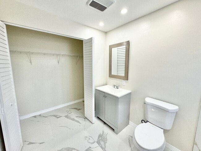 Building Photo - ** CENTRAL NAPLES ** 3 BED + DEN / 2 BATH ...