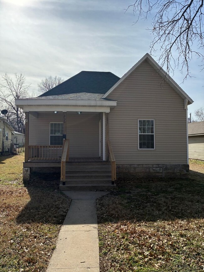 Building Photo - Beautiful! Remodeled 3 bed, 2 bath home and you don't want to miss this property. A must see for ...