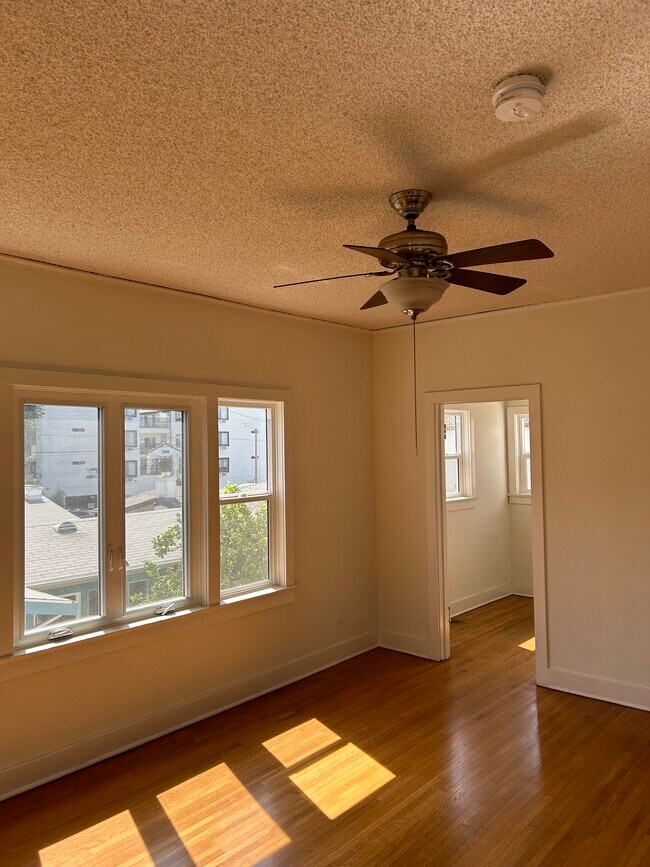 Building Photo - 1333 N Mansfield Ave