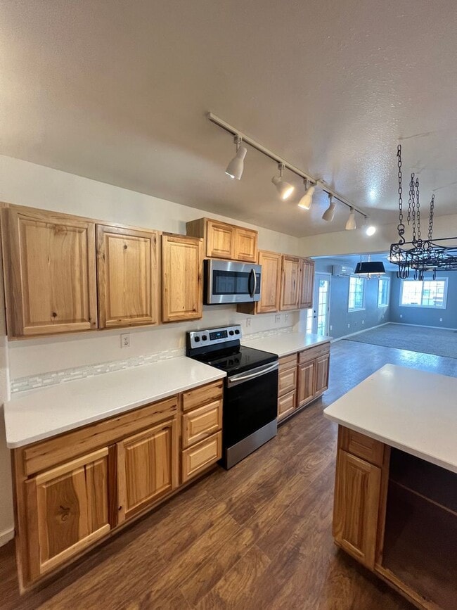 Building Photo - Beautiful Large Modern Shome located betwe...