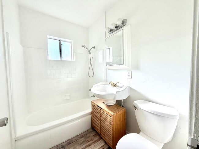 Building Photo - Charming front house 2b/d 2 b/a