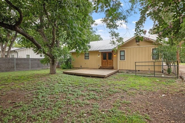 Building Photo - Adorable Bunglow