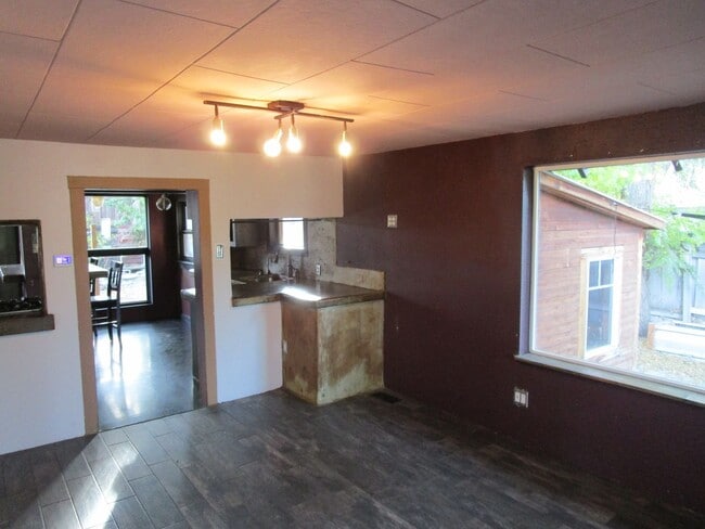 Building Photo - Custom 3 Bedroom Home Near Ochoco Creek Pa...