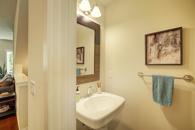 Building Photo - 2bd/2.5ba Seattle Townhome