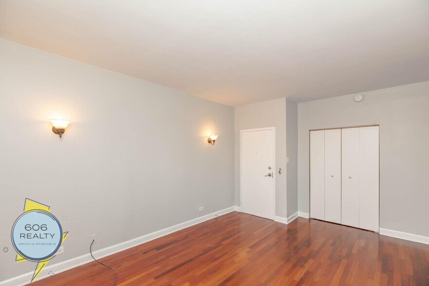 Building Photo - 734 W Bittersweet Pl