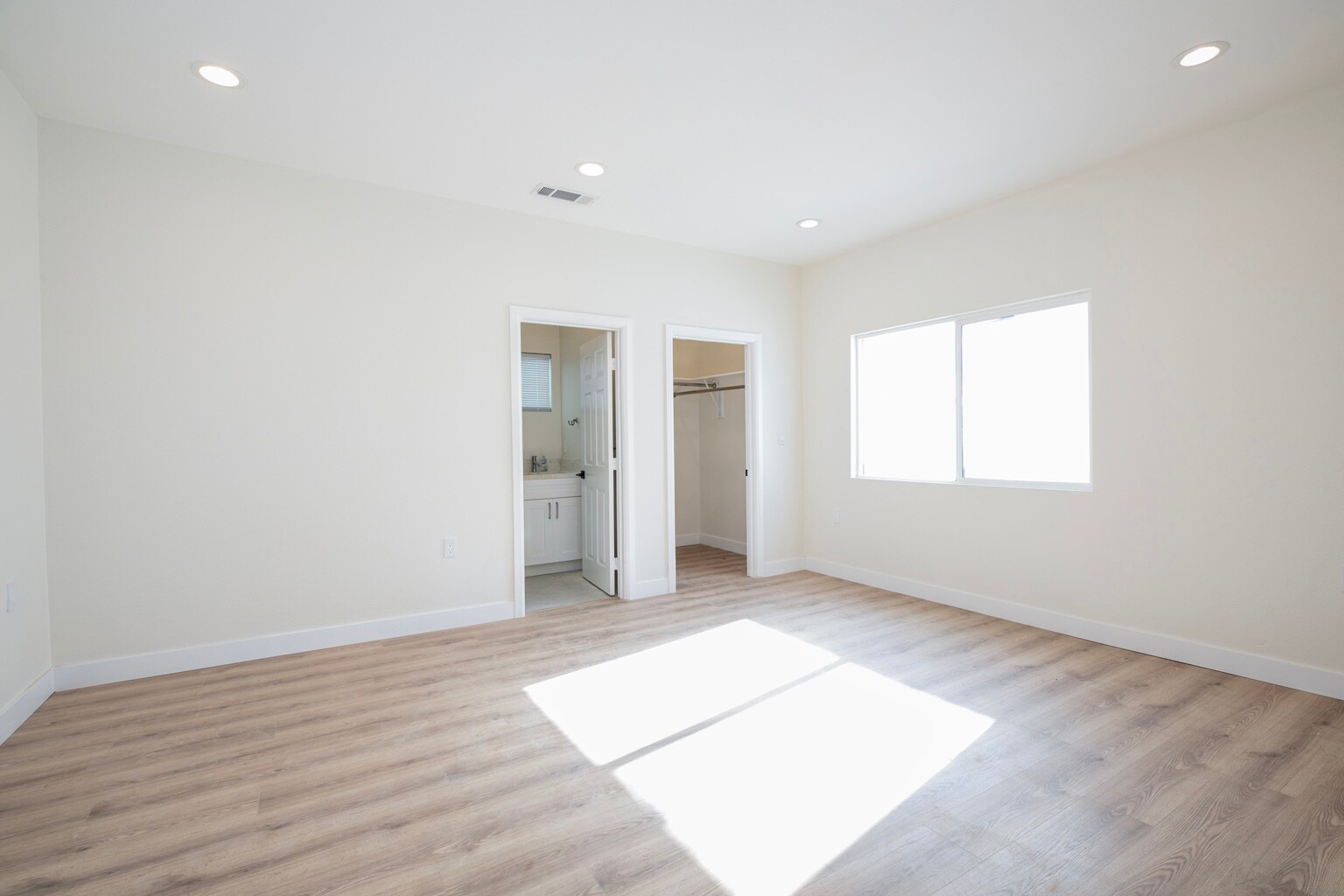 Building Photo - 7912 Vineland Ave