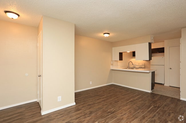 2BR, 1 BA - 775SF - Oaks on Bandera