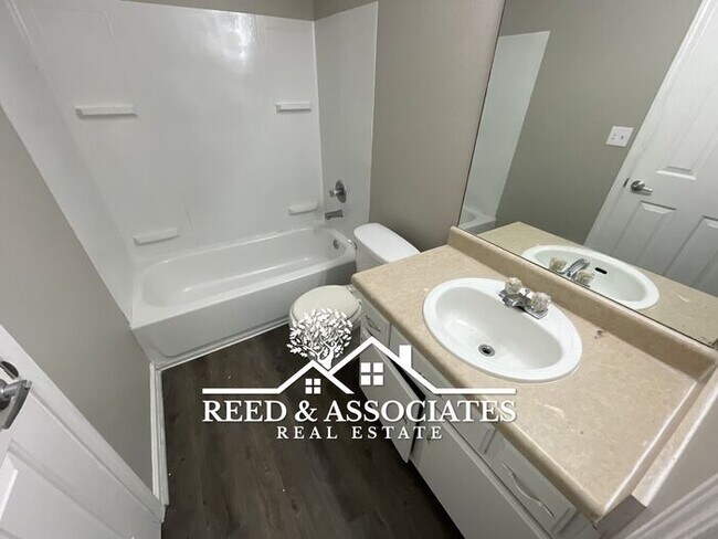 Building Photo - 4686 Royal View Dr