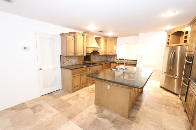 Building Photo - 609 St James Ct