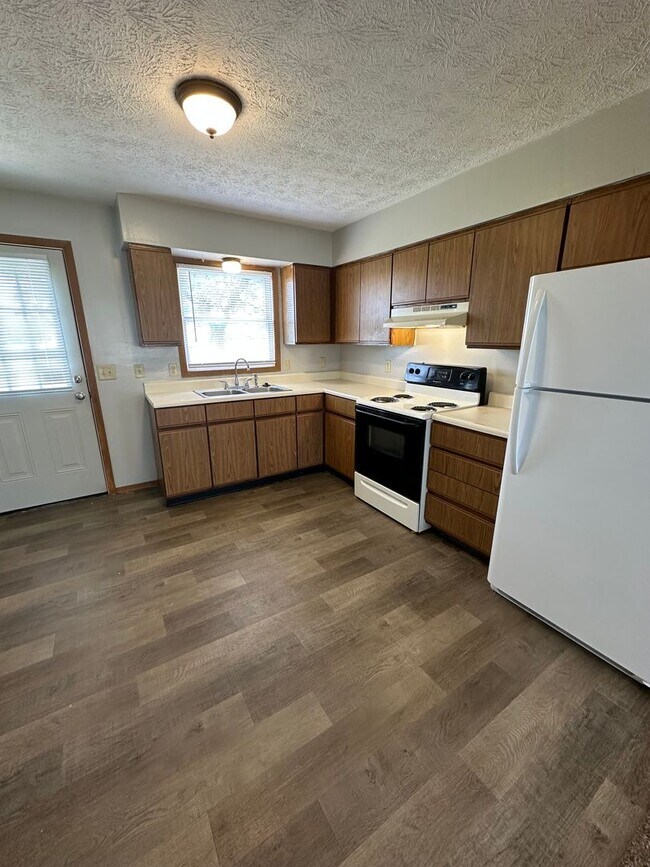 Building Photo - 3975-3985 N Meadow Ridge Dr