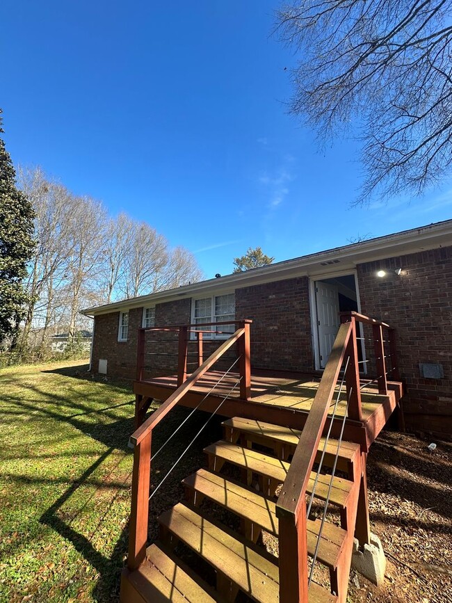 Building Photo - 3 bedroom home near Wire Park