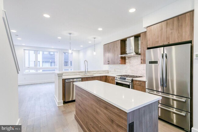 Building Photo - Northern Liberties Townhome with Parking