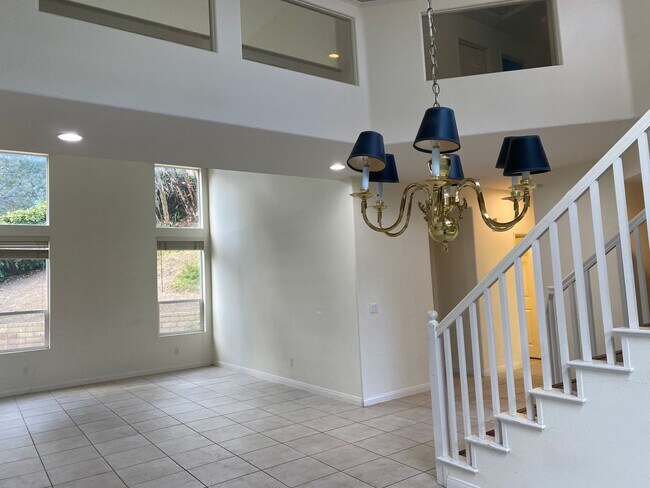 Building Photo - Desirable 5br3 car garage executive home b...