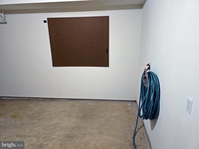 Building Photo - 8557 Wyngate Manor Ct