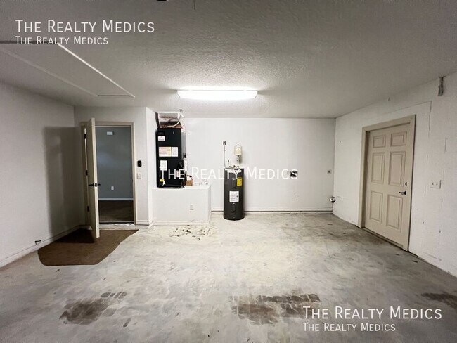 Building Photo - 16147 SW 17th Ave