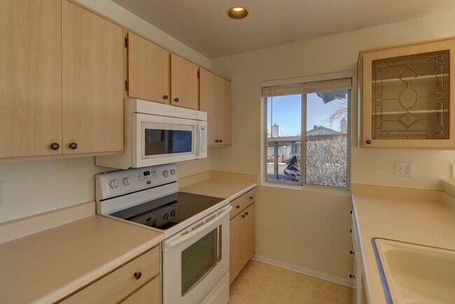 Building Photo - 2 bed 2 bath Condo in Montana Terraces