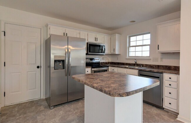 Building Photo - Beautiful 4 Bedroom 2.5 Bathroom Home with...