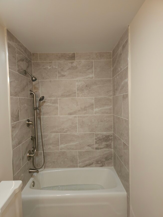 Building Photo - 619 Dlyn St