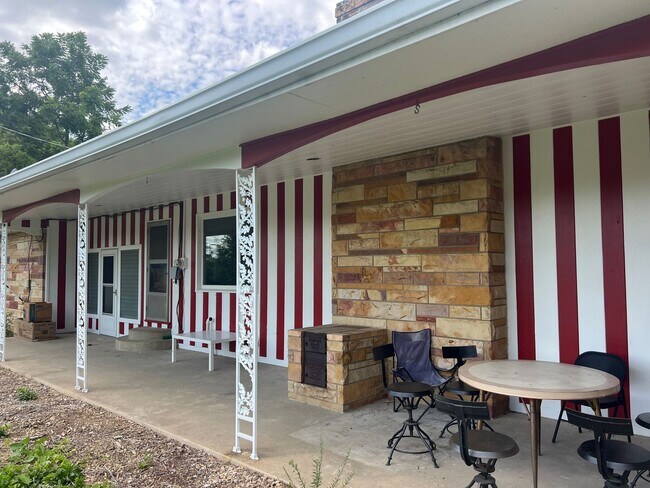 Primary Photo - 4 bed/2 bath, half acre lot, 100 yards fro...