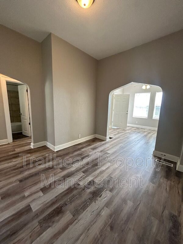 Building Photo - 616 N 10th St