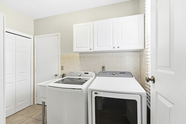 Building Photo - 25845 Buckminster Dr