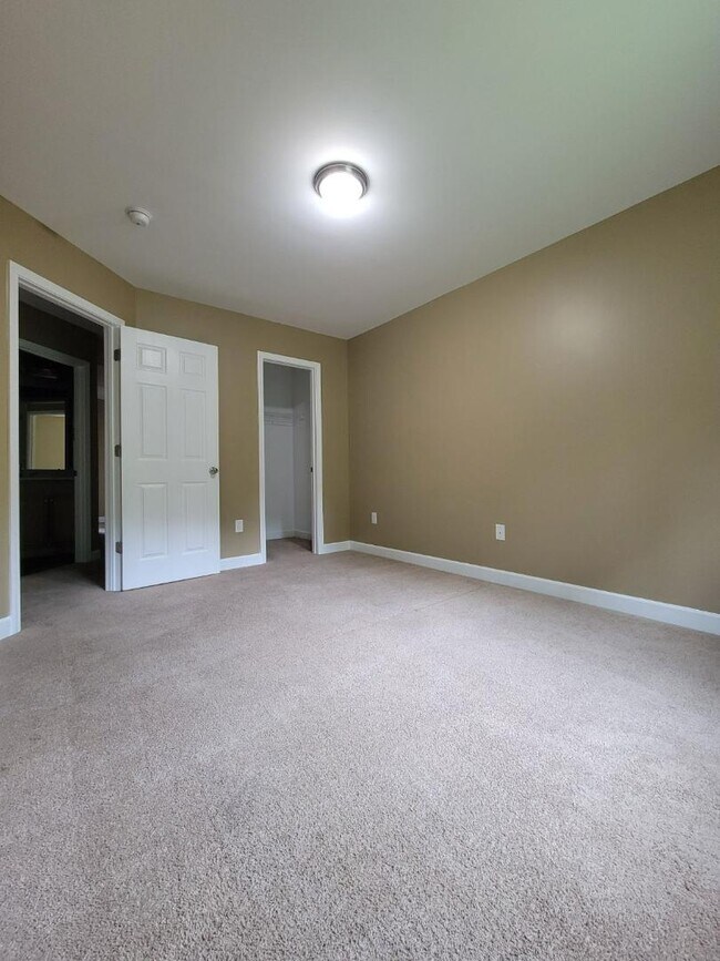 Building Photo - 320 Zach Dr