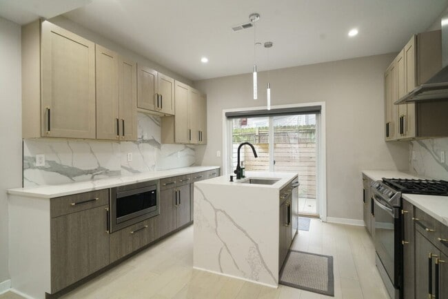 Custom Built Kitchen - 1449 N Myrtlewood St