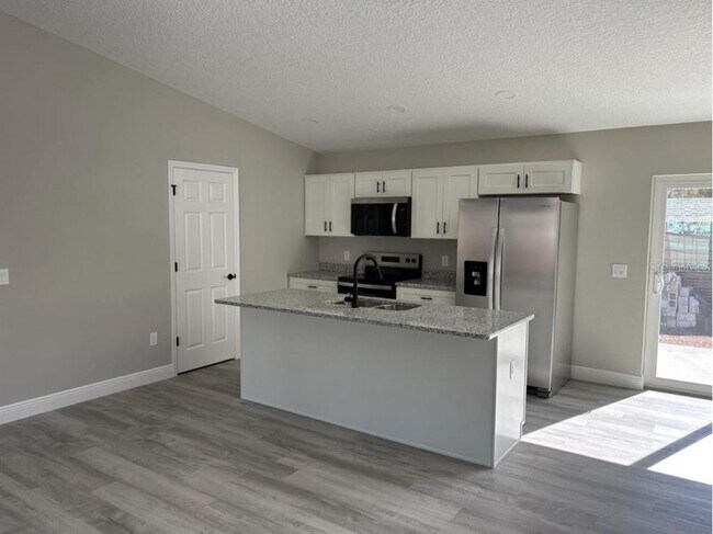 Building Photo - 2434 W Menores Dr