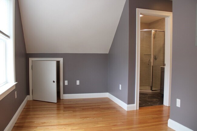 Building Photo - 19 Iona St