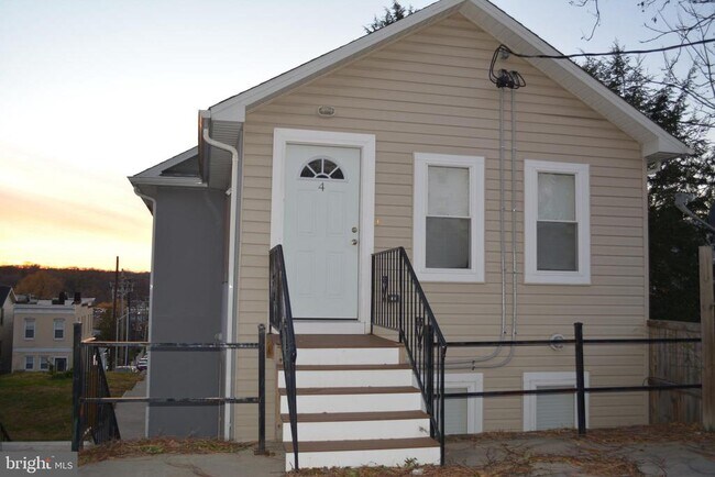 Building Photo - 3715 Falls Rd