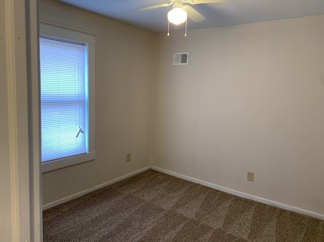 Building Photo - Updated and Spacious 2 Bedroom Home!