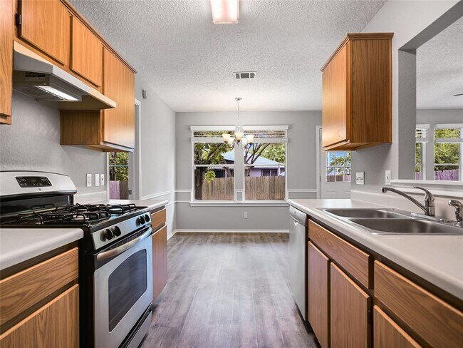 Building Photo - 1411 Hollow Tree Blvd