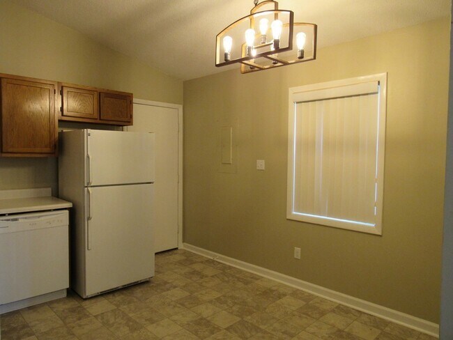 Building Photo - 111 Village Cir