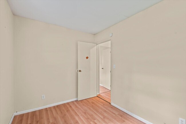 Building Photo - 2425 E Elm St