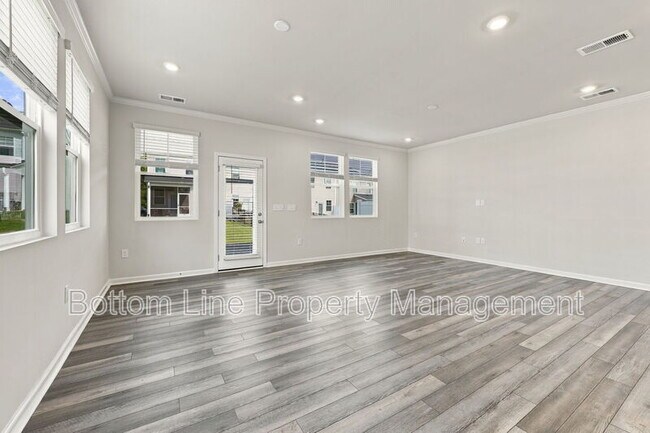 Building Photo - 5811 Woodlawn Dr