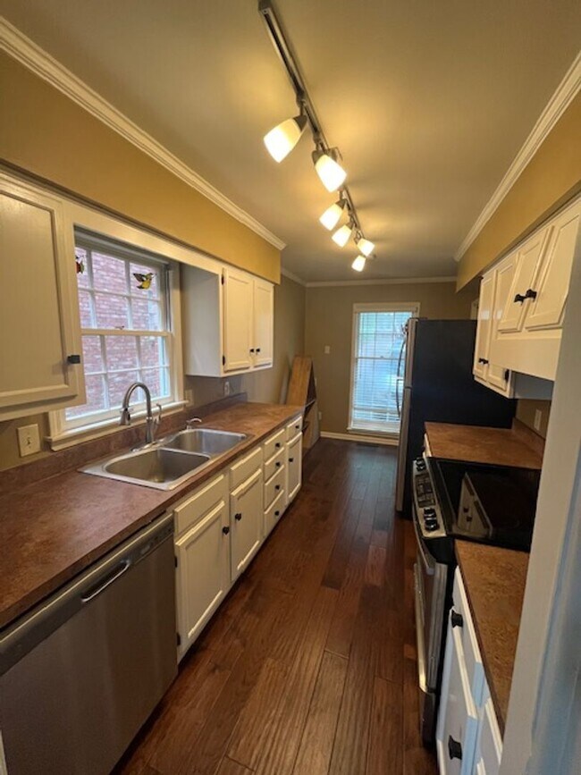 Building Photo - Elegant Colonial Style 2 Bedroom 2 and a half Bathroom Townhome in Little Rock
