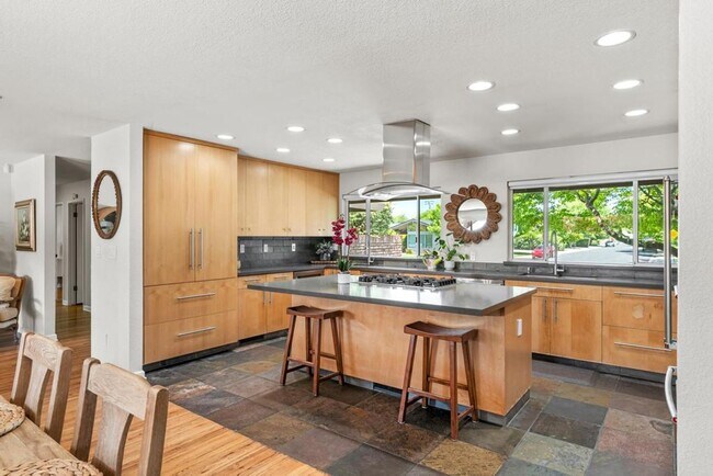 Building Photo - Stunning home located is sought after Northgate!