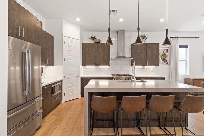 Building Photo - 4533 E Devonshire Ave