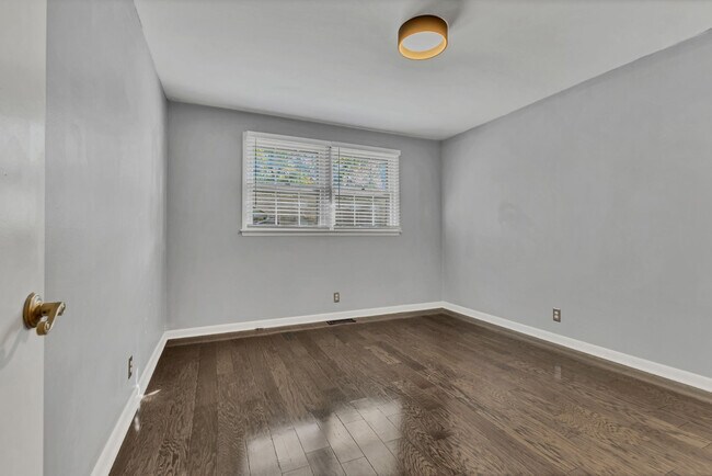 Building Photo - Charming Duplex in Prime Walkable 12 South Location!